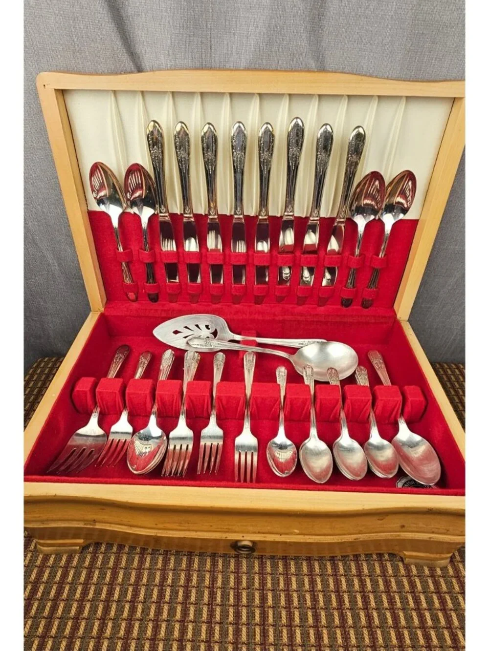 VTG Rogers Silverplate Flatware Set in Fitted Wooden Chest